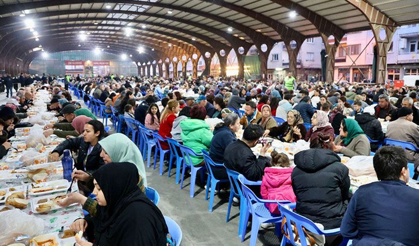 Çine’de ramazanın bereketi  Kadir Gecesi’nde aynı sofrada paylaşıldı