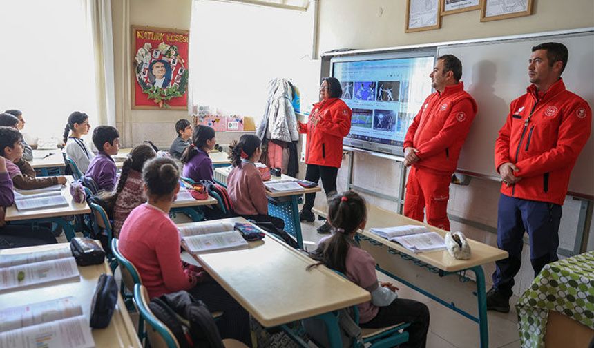 Efeler Belediyesi’nin kahramanlarından miniklere afet eğitimi
