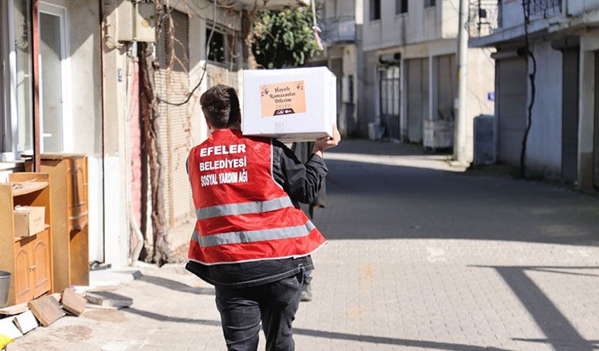 Efeler'in 'Kardeş Eli' Ramazan'ın bereketini hanelere taşıyor