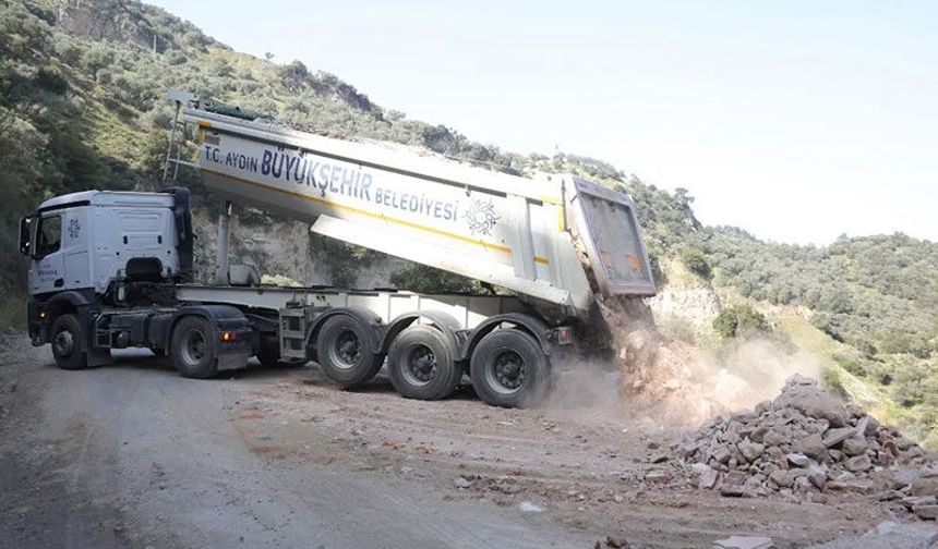 İncirliova’da çökme yaşanan yolda çalışmalar sürüyor