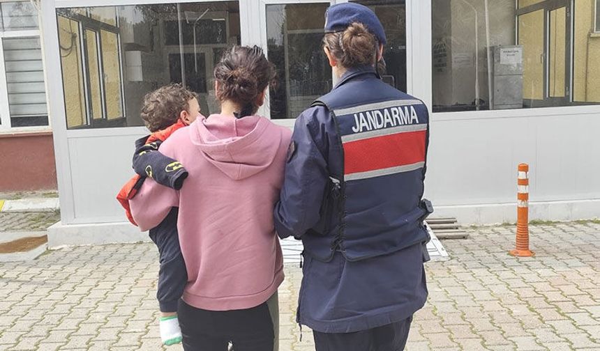 Yedi ayrı suçtan aranıyordu: Kucağında bebeğiyle cezaevine  girdi