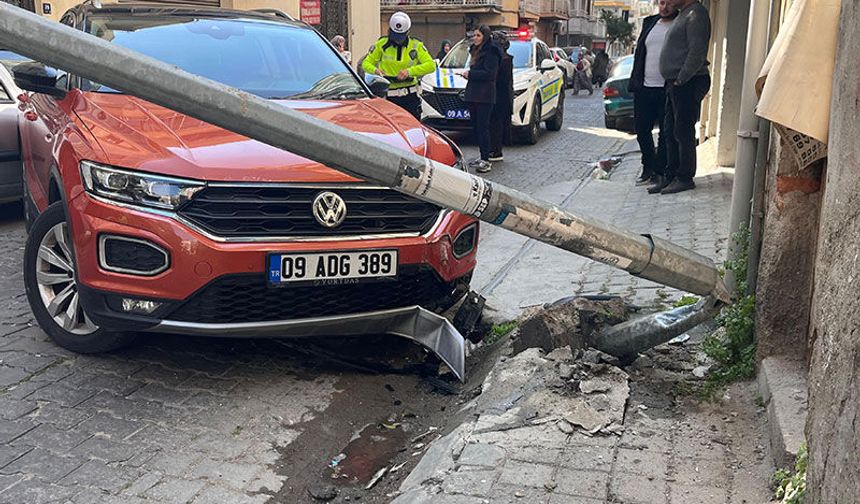 Kontrolden çıkan otomobil aydınlatma direğini devirdi