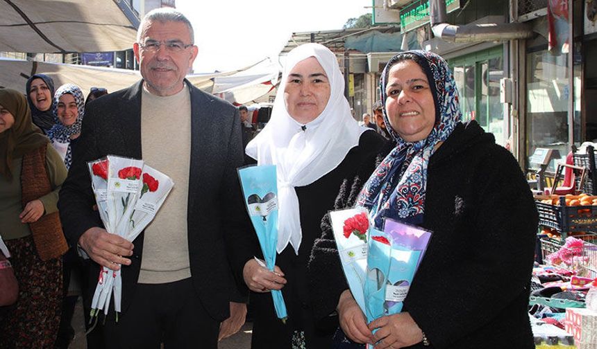 Başkan Güler'den kadınlara çiçekli jest