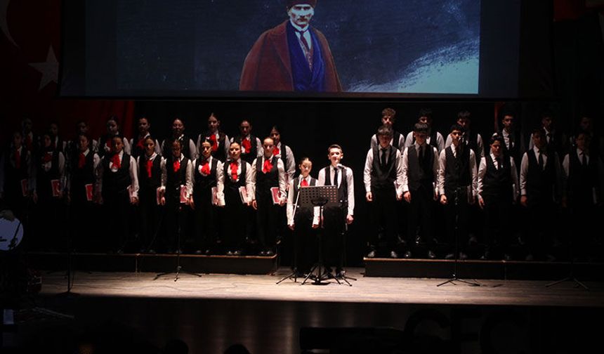 Öğrencilerinin ‘Bir Hilal Uğruna’ oratoryosu ayakta alkışlandı