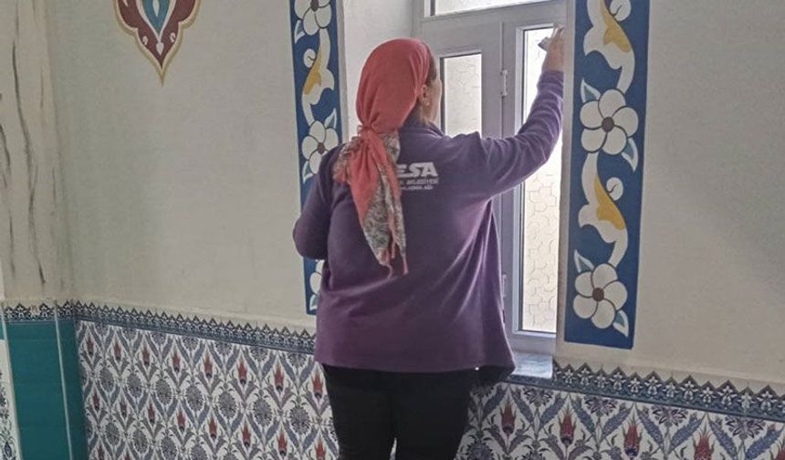 Germencik'te vatandaşların ibadeti için camilerde temizlik sürüyor