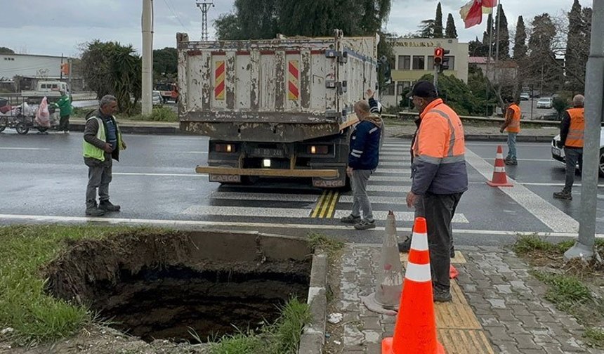 Söke’de panik anları: 6 metrelik obruk oluştu