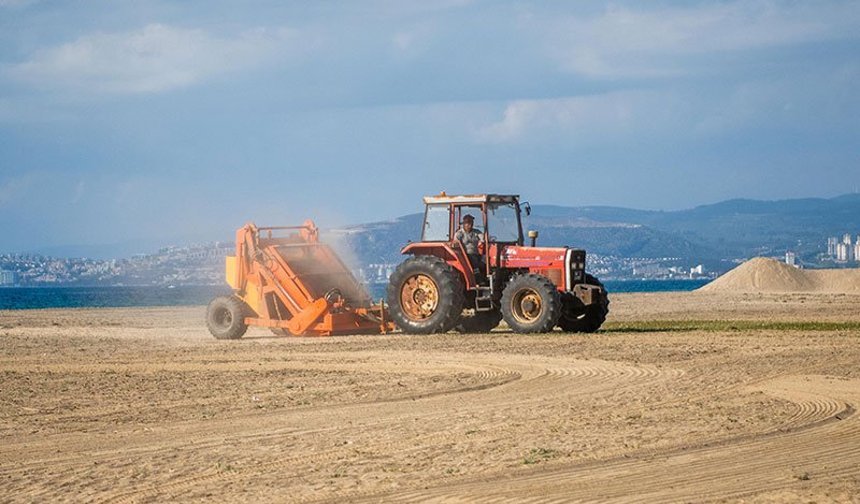 Kuşadası Belediyesi’nden plajlarda yoğun temizlik mesaisi