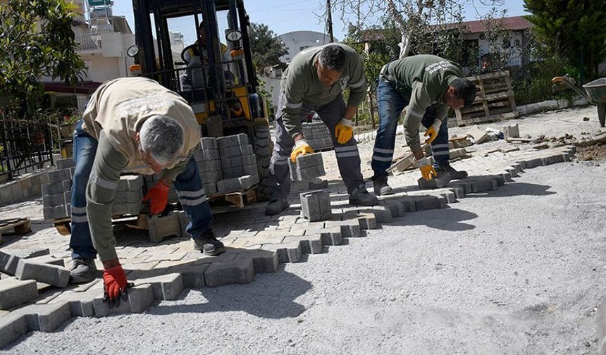 Kuşadası'nda yol tamiratlarına  hız verildi