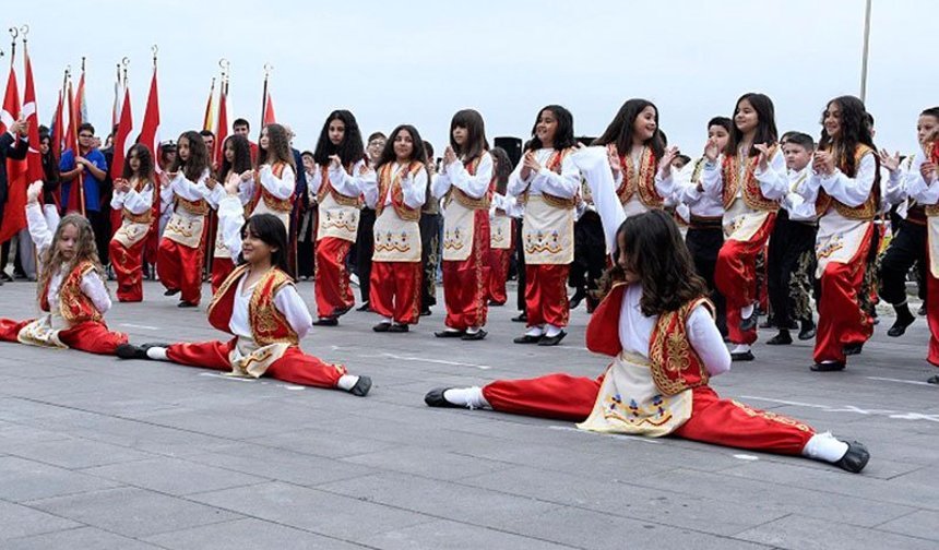 Kuşadası’nda 23 Nisan coşkuyla kutlandı