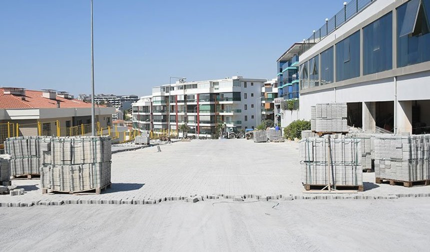 Kuşadası Belediyesi yol çalışmalarına hız kesmeden devam ediyor