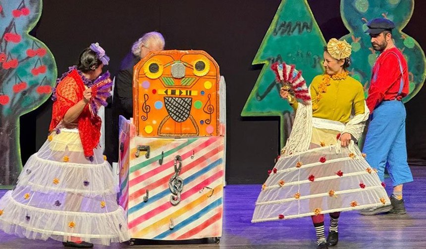 Aydın’da minikler tiyatro ile buluştu