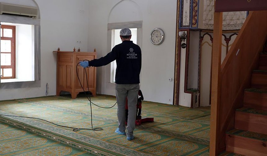 Büyükşehir camilerde temizlik çalışmalarını sürdürüyor