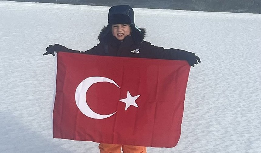 7 yaşındaki Aydınlı Pars Güney Kutbu’nda Türk Bayrağı açtı