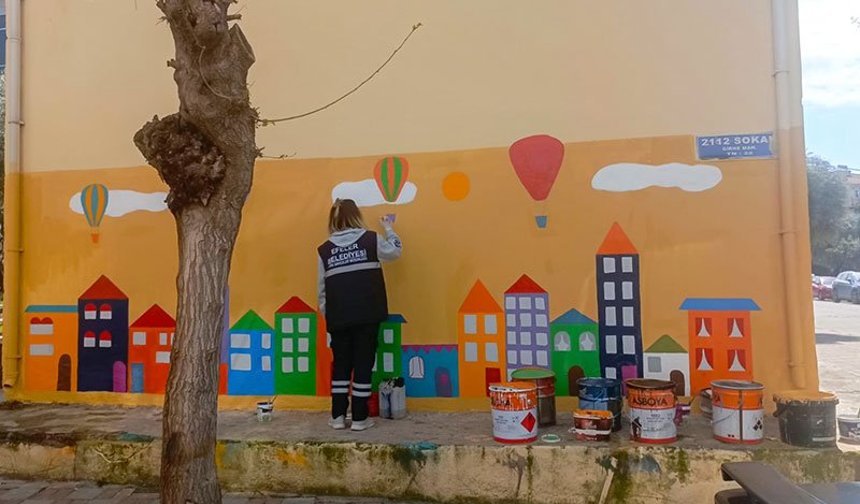 Efeler’in parkları renkleniyor