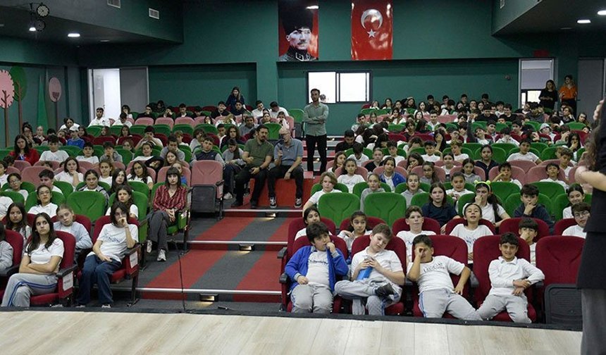 Kuşadası’nda öğrencilere sosyal girişimcilik semineri