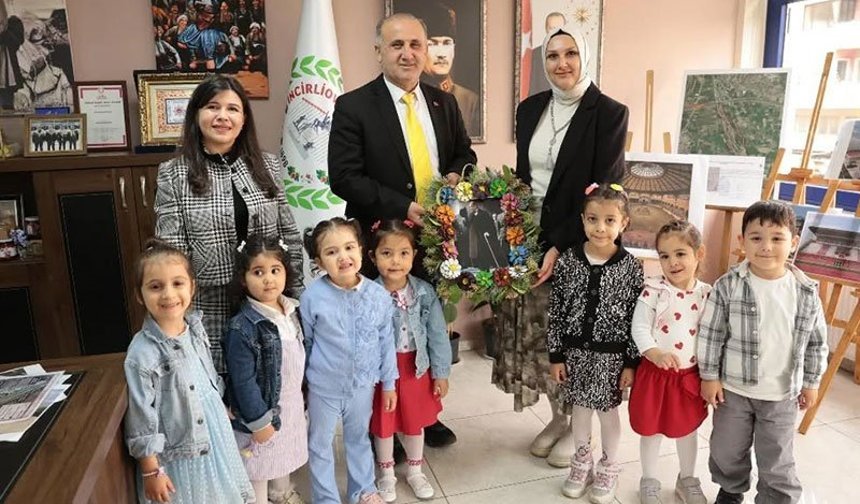 Başkan Kaya minik öğrencileri belediyede ağırladı