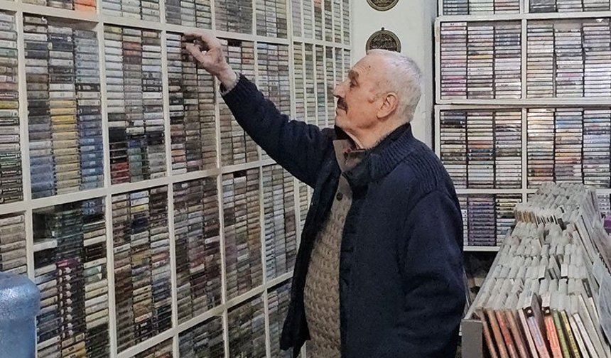 Teknolojiye direndi, 50 yıldır plak ve kaset satıyor