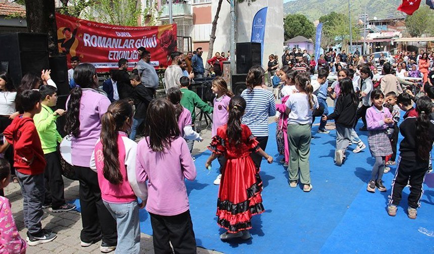 Aydınlı Romanlar günlerini doyasıya eğlenerek kutladı