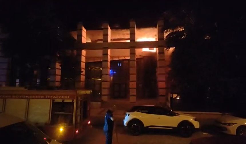 Kuşadası'nda eski PTT binasında yangın