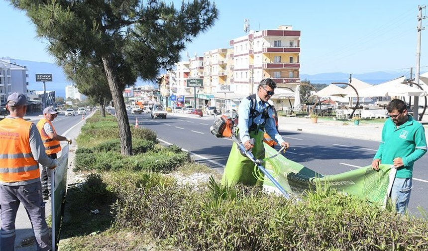Kuşadası’nda bayram öncesi refüjler bakıma alındı