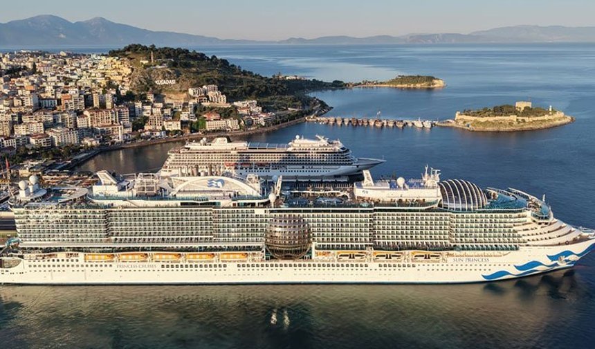 Kuşadası'na 4 gemi ile 10 bin 800 turist geldi