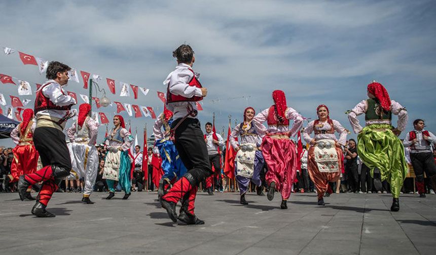 Kuşadası’nda 19 Mayıs büyük bir coşkuyla kutlandı