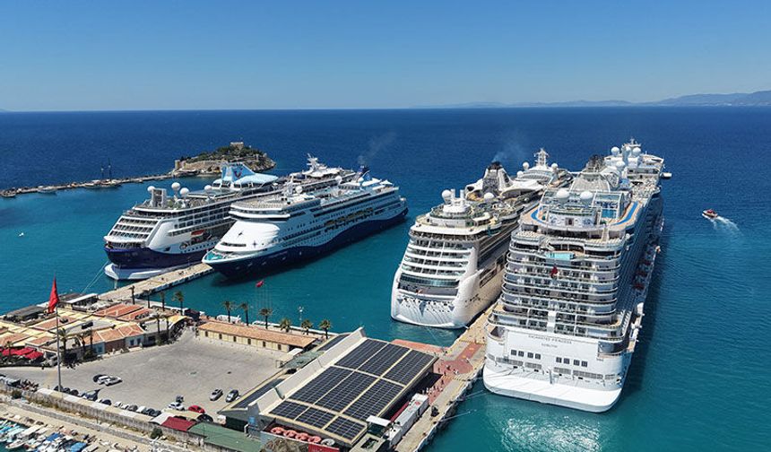 Kuşadası’na  4 kruvaziyer ile 9 bin turist geldi