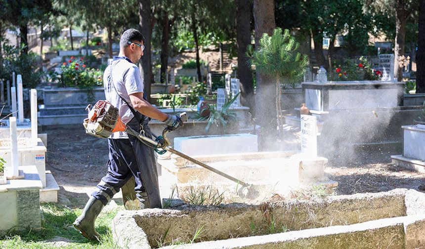 Aydın'da bayram öncesi mezarlıklar temizleniyor