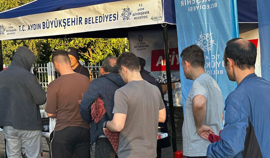 Büyükşehir Belediyesi vatandaşlarla bayramlaştı