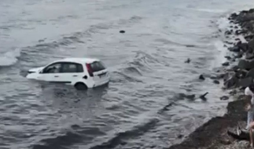 Kuşadası’nda otomobil denize uçtu