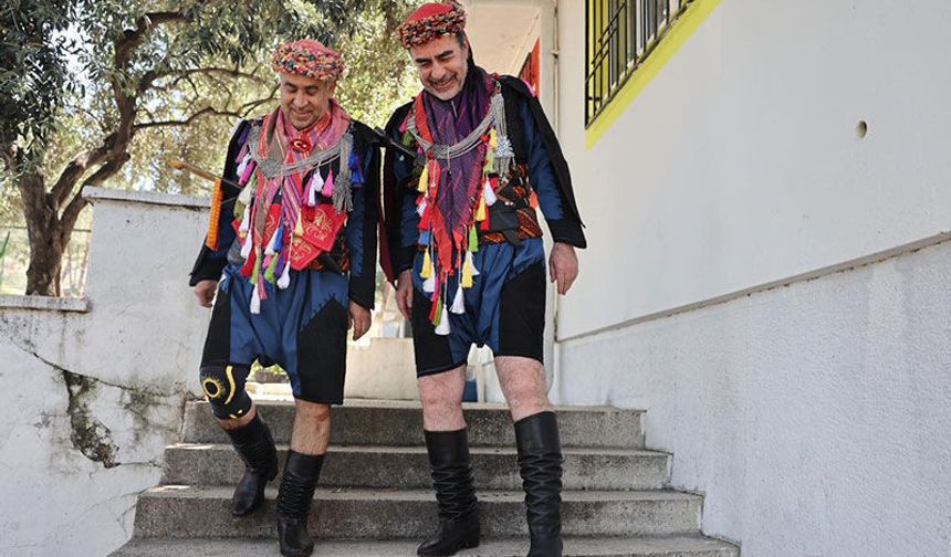 Efe kıyafeti giydiler, zeybekte buluştular