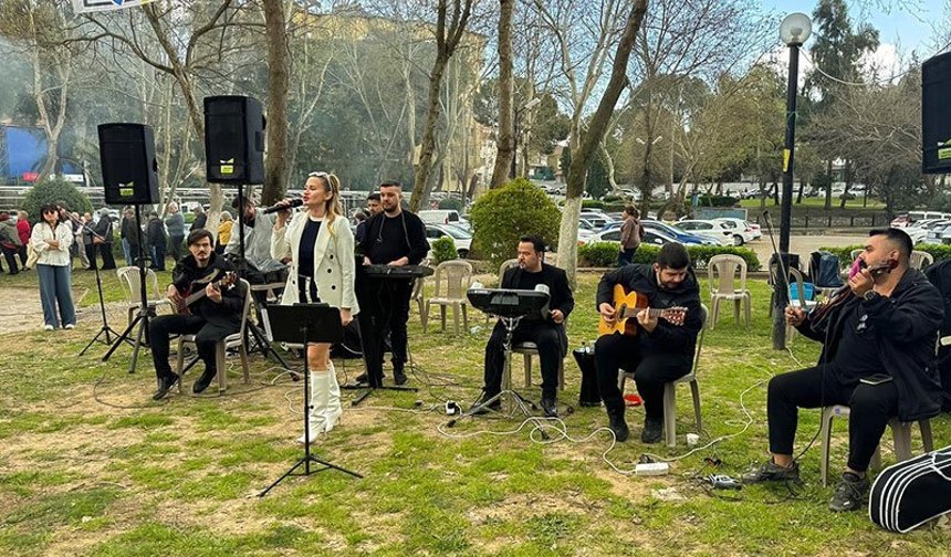 Efeler’de anneler günü coşkusu şenlikle taçlanıyor