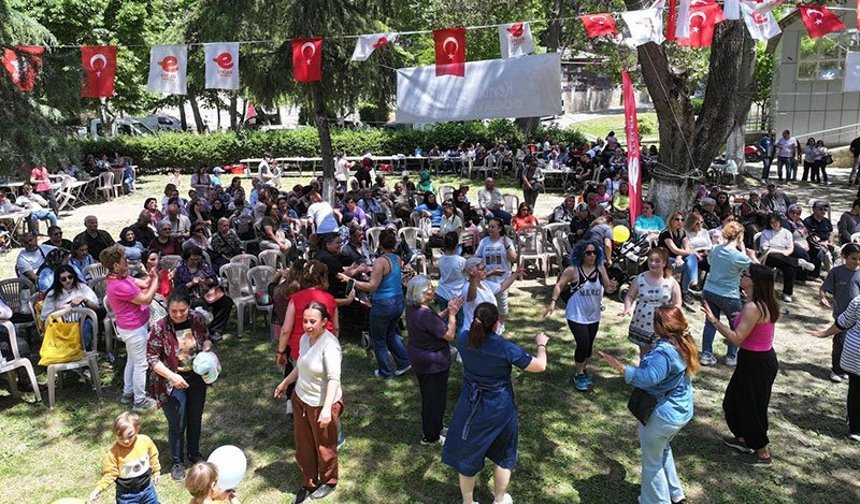 Efeler’de Anneler Günü coşkusu