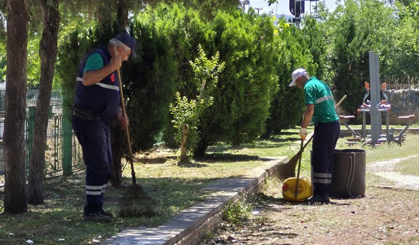 Efeler’in yeşil alanlarında bakım çalışmaları devam ediyor