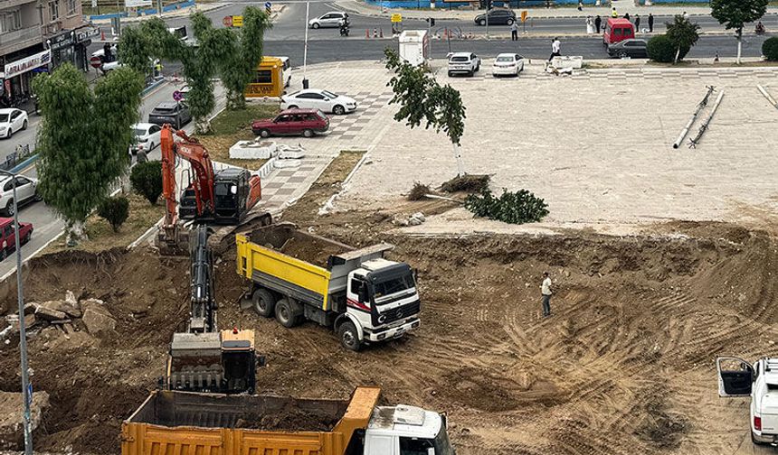 İncirliova'nın yeni meydan projesinde ilk kazma vuruldu
