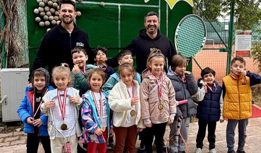 Kırmızı Top Sporcuları madalyalarını aldı