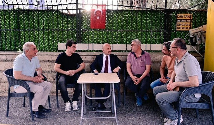 Vali Varol, taksi durağında esnafla bir araya geldi