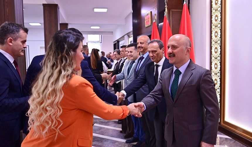 Vali Varol personelle bayramlaştı