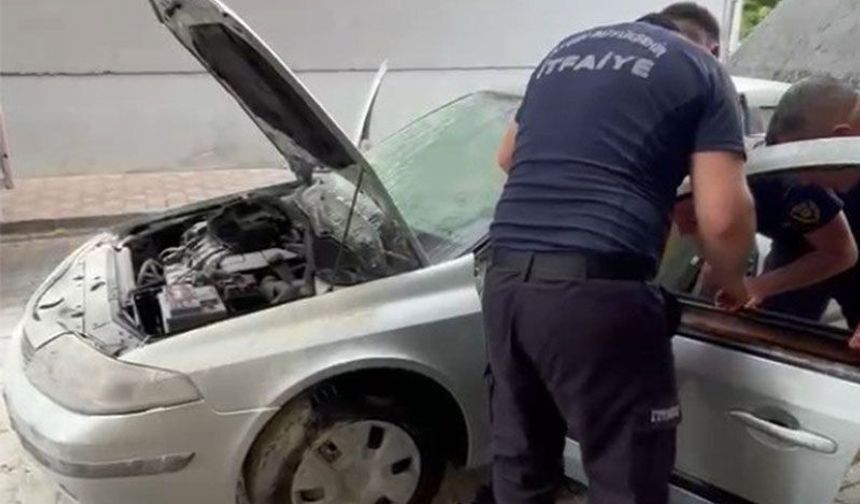 Park halindeki otomobil alev aldı