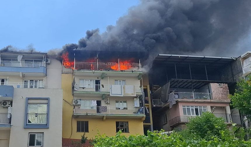 Çatı katı alevlere teslim oldu