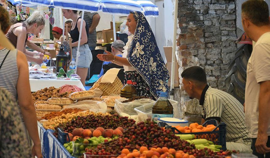 Kuşadası’nda ‘Kiraz Şenliği’ coşkuyla başladı