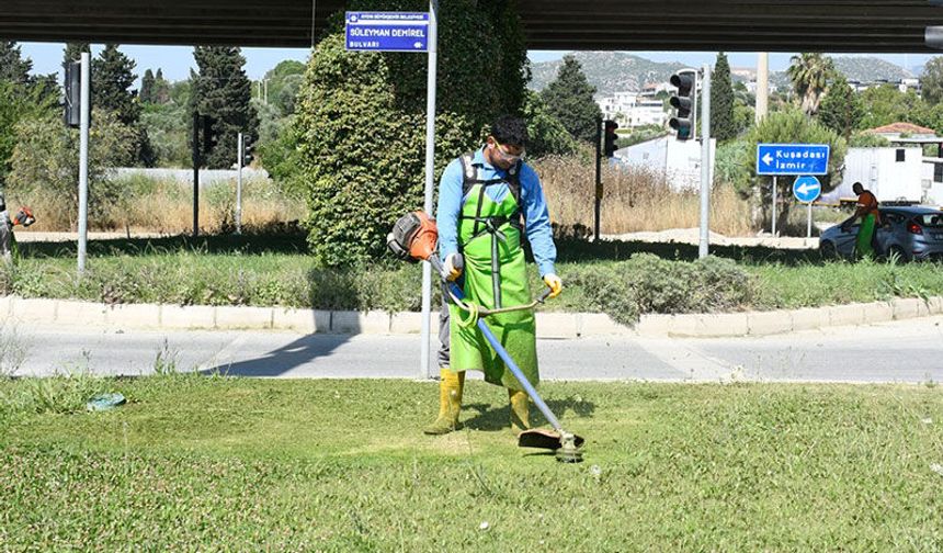Kuşadası’nda yeşil alanlar bakıma alındı