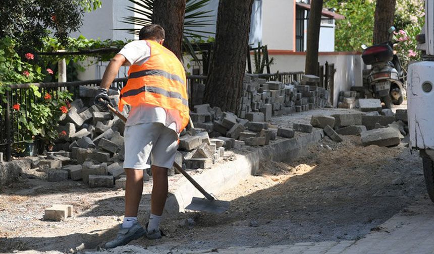 Kuşadası Belediyesi yol yapım çalışmalarına devam ediyor