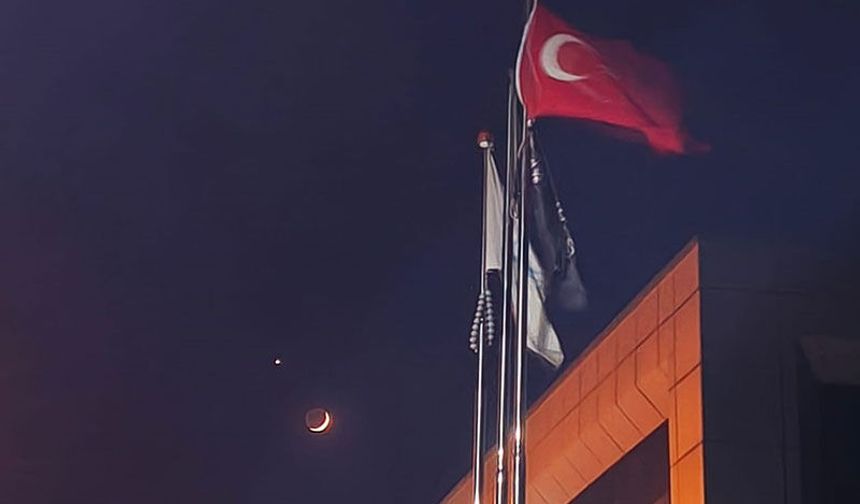 Bayrak, ay ve yıldız gökyüzünde buluştu