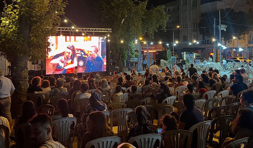 Buharkentliler açık hava sinemasında buluştu