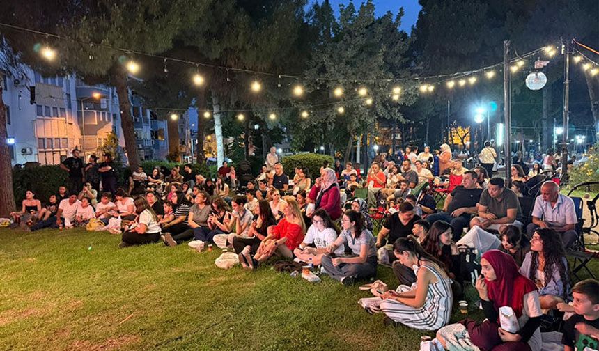 Büyükşehir Belediyesi'nin açık hava sinema etkinlikleri sürüyor