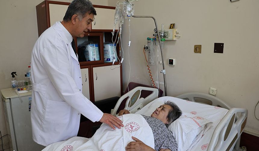 67 yaşındaki kadının karnından devasa kitle çıktı