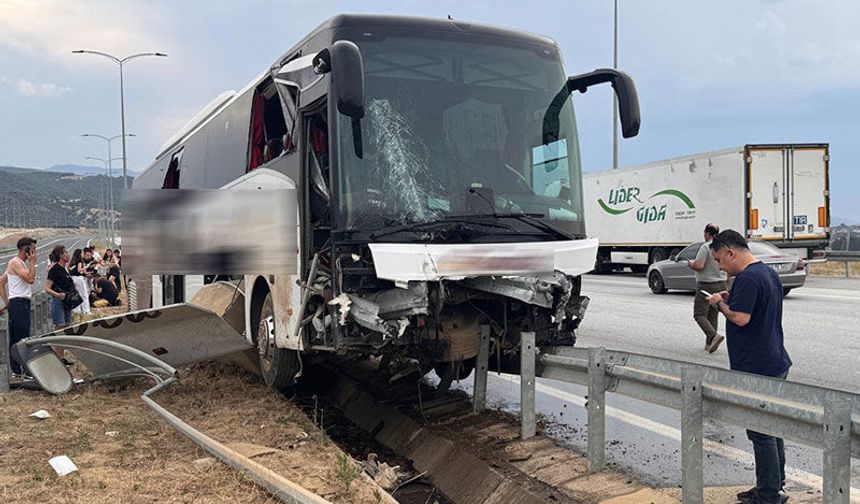 Yolcu otobüsü bariyerlere saplandı