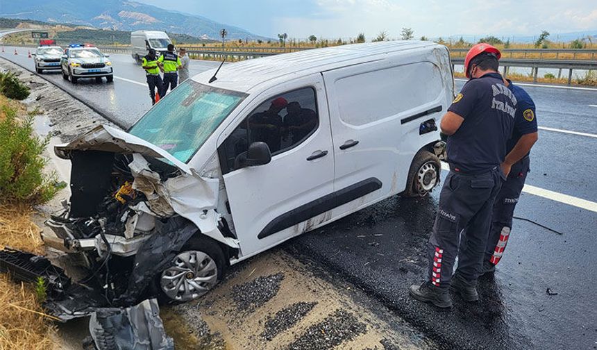 Kontrolden çıkan araç su kanalına düştü