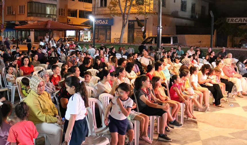 Vatandaşlar, açık hava sineması ile buluştu